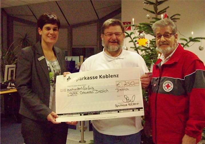Silke Senf überreichte den Scheck an Erwin Holl und Thomas Göbel. privat