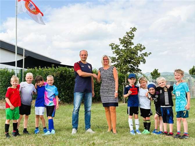 Silke Seul, Leiterin Beratungs-Center Remagen gratuliert Marc Göttlicher (Vorstand SV Kripp) zum neuen Multifunktionsfeld.  Foto: SV Kripp