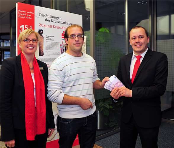 Silke Seul (l.), Leiterin der Geschäftsstelle in Bad Breisig, und Christian Thelen (r.) gratulierten Michael Matern ganz herzlich zu seinem Gewinn bei der PS-Auslosung.Resi Schwerter