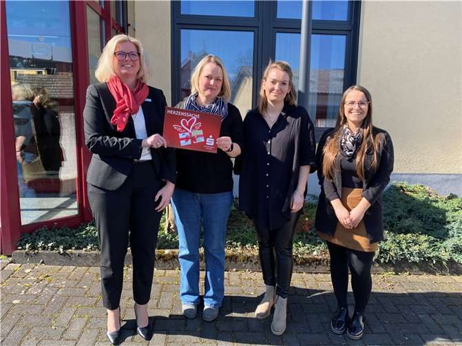 Silke Seul (l.) und Laura Ott (r.) überreichten die Spende an Claudia Schygulla (2. v. l.) und Alina Wallenfang (2. v. r.). Foto: Marco Seydel - Kreissparkasse Ahrweiler