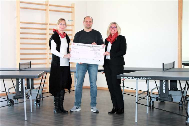Silke Seul (rechts) und Diana Körnig von der Kreissparkasse Ahrweiler überreichten Marc Göttlicher die großzügige Spende.  Foto: SV Kripp / René Göttlicher