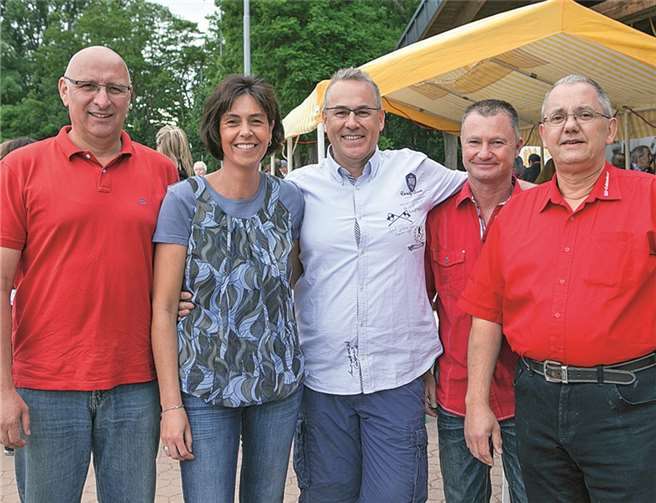 Silke und Jürgen Bröhl (Mitte) werden in der kommenden Session als Prinzenpaar an der Spitze der KG Odendorf stehen. Ihnen stehen Klaus Isenmann (l.) und Andreas Bollig (2.v.r.) zur Seite. Stolz präsentierte KG-Präsident Heiner Schumacher die Tollitäten beim Sommerfest. VJ