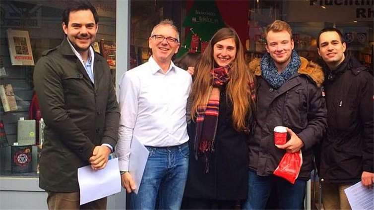 Silvan Berg (Rotaract), Christoph Ahrweiler (Buchhandlung Kayser), Kerstin Pinkwart (Rotaract) sowie zwei weitere Rotaracter (v.l.n.r).