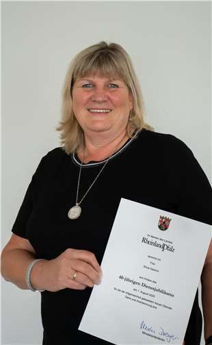 Silvia Hedrich erhielt im Rahmen einer kleinen Feierstunde eine Urkunde des Landes Rheinland-Pfalz. Foto: privat