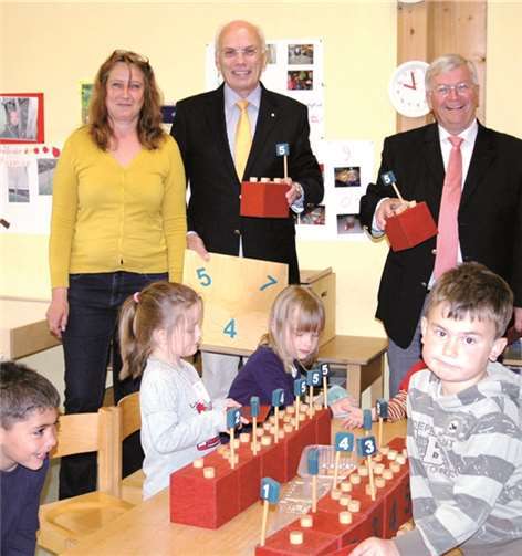 Silvia Hummerich-Holderer, Gerhard Hausen und Meinolf Gerstkamp freuten sich über den Lerneifer der Kinder. -DL-