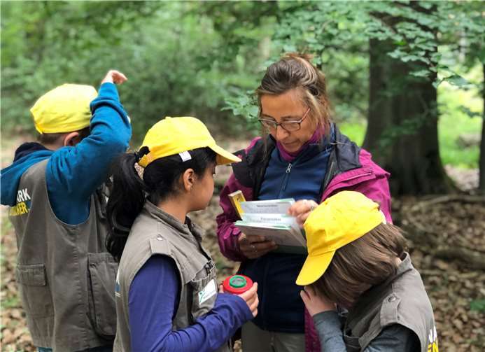 Silvia Johna erklärt den Kindern ihren nächsten Forscherauftrag.
