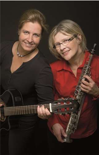 Silvia Korth (re.) und Conny Hartmann geben am 22. Juni ein Benefizkonzert in Berkum. privat