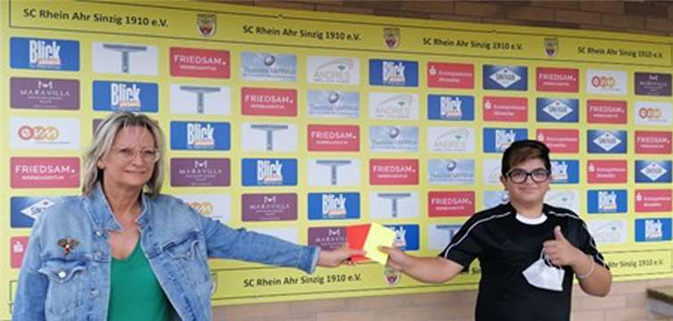 Silvia Mühl freute sich, Tufan Nalca seine Schiedsrichter-Ausrüstung zu geben. Foto: privat