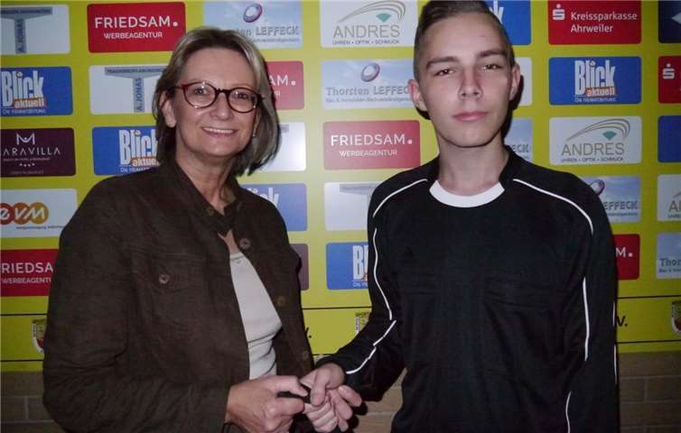 Silvia Mühl übergibt die Ausrüstung an den neuen Schiedsrichter Luca Horey.Privat