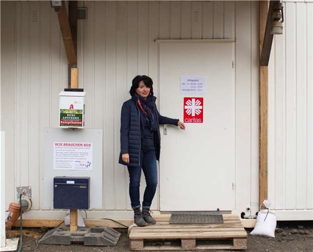 Silvia Plum am Infopoint in Altenahr.  Foto: Philipp Spalek / Caritas international