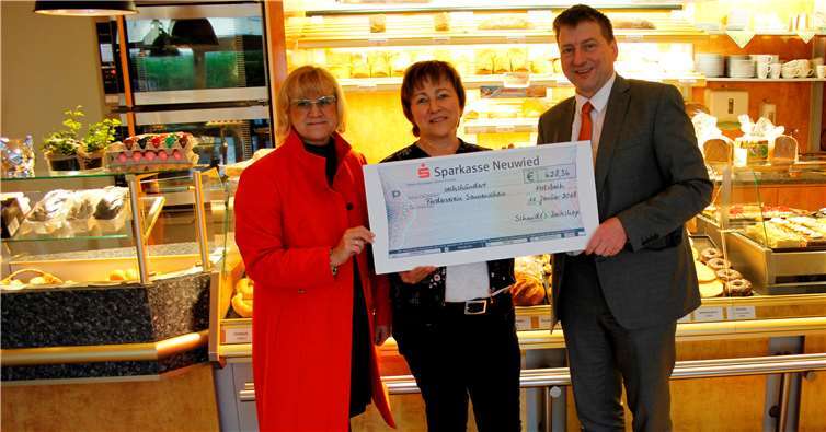 Silvia Schmidt (Mitte), Inhaberin von Schmidt’s Backshop, mit den Sonnenschein-Vorstandsmitgliedern Ulrike Börder-Sauerbrei und Dr. Marc Bohr.privat