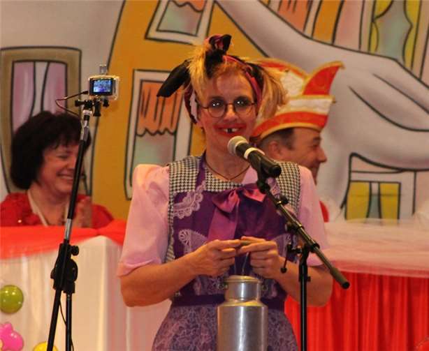 Silvia Schneider, Krombiere-Jecks-Ordensträgerin von 2016, hatte als Dreidrohts Trautschje ein paar echte Brüller in ihrem Kännchen versteckt.