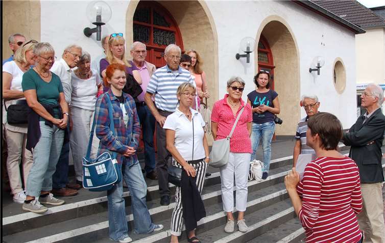 Silviana Stubig-Buchstab, vorne, erzählt den Teilnehmern vor der Kirche Interessantes zur Integration der Sudetendeutschen. Rechts außen: Stadtführer Wilfried Skupnik.Stadtarchiv Rheinbach