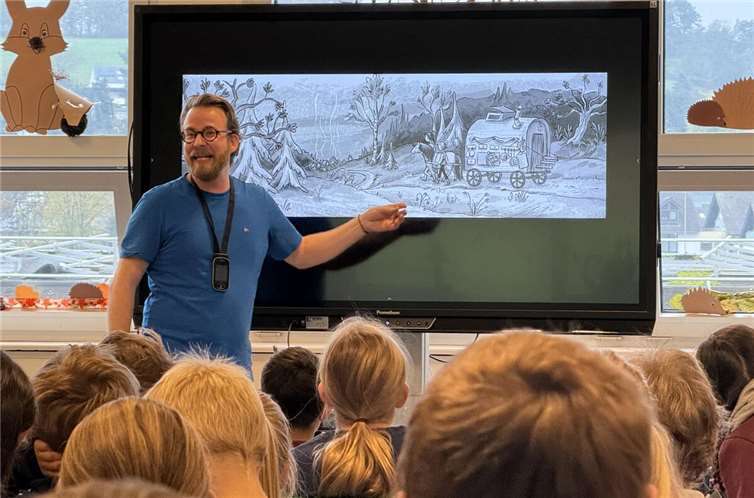 Simak Büchel stellte sein Buch „Ein Herz für Monster“ den Klassen 3 und 4 vor.  Foto: privat