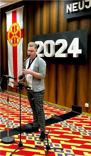 Simon Bersch begleitete die Veranstaltung musikalisch.