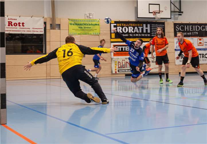 Simon Bönder erzielt einen seiner vier Treffer gegen Rhein-Nette. Foto: Dietmar Walter