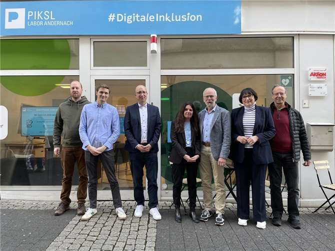 Simon Breidbach (Mitarbeiter „PIKSL Labor“ Andernach), Jannik Junglas (Leiter „PIKSL-Labor“ Andernach), Manuel Quint (Direktor Teilhabedienste der Barmherzigen Brüder Saffig), Prof. Dr. Jünemann, Andreas Gebauer (Mitglied der Stadtratsfraktion und des Sozialausschusses von Ludwigshafen), Anette Moesta, MdL, Richard Welter (Vorsitzender Senioren-Union Andernach). Foto: Büro Moesta