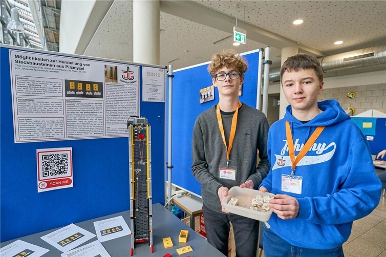 Simon Croonenberg und Titus von Deringer forschen zu nachhaltigen Herstellungsmethoden von Steckbausteinen.
