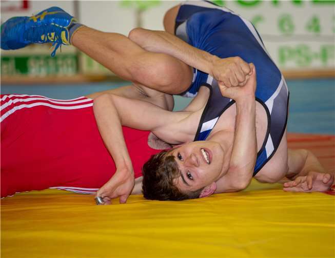 Simon Dieterle (blaues Trikot) hielt gegen den erfahrenen Faridoon Kamiri lange gut mit, aber Kamiri siegte durch technische Überlegenheit.