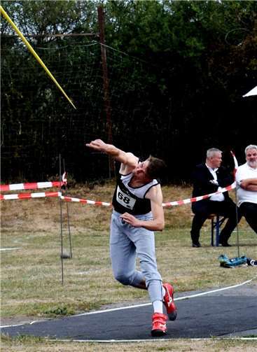 Simon Gilles (SpVgg Burgbrohl) beim Speerwurf.