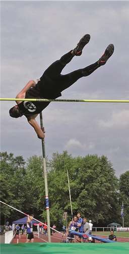 Simon Gilles in luftiger Höhe beim Stabhochsprung.