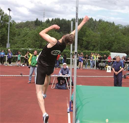 Simon Gilles war mit vier Medaillen und vier persönlichen Bestleistungen erfolgreichster Brohltaler bei den Rheinlandmeisterschaften. Im Hochsprung gab es die Bronzemedaille.privat