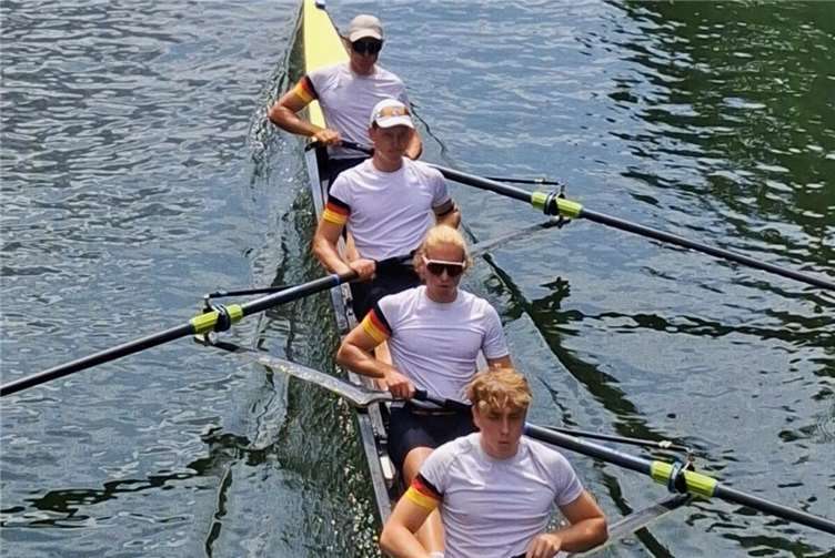 Simon Haible auf Platz fünf bei World University Games Simon Haible (2.v.o.) war zufrieden mit dem 5. Platz bei den World University Games auf der Regattabahn Duisburg-Wedau, erruderte er doch zuvor mit seiner Mannschaft den ersten Platz im Vorlauf und den zweiten Platz im Halbfinale. Foto: Michael Hippert