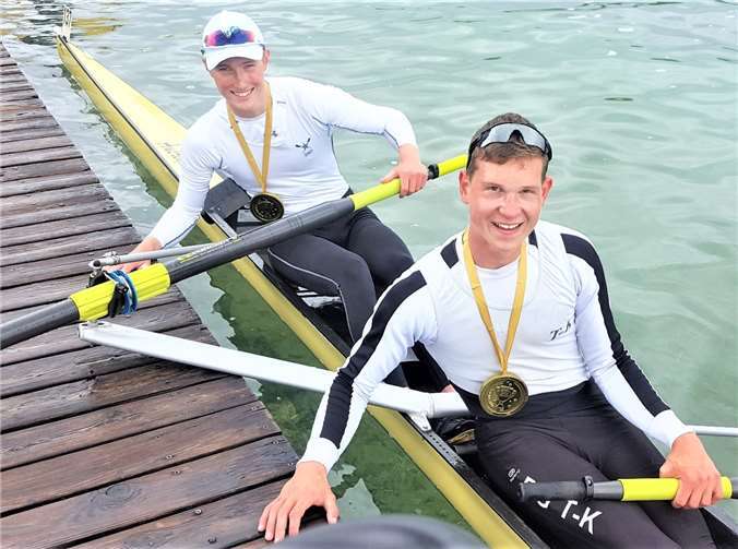Simon Haible, Schüler des „KuBa“ Münstermaifeld ( r.), und sein Partner Valentin Wiering (Trier, l.) gewinnen deutlich den Riemen- Zweier U19 beim Ranglistenrudern in München.Foto: privat