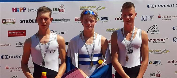 Simon Haible (li.) gewinnt Silber im Einer U17 bei den Deutschen Jahrgangsmeisterschaften. Mit der besten Tagesform rudert Timo Strache (Mitte, Hannover) zur Goldmedaille und Philipp Riegelsberger (re., Saarbrücken) gewinnt Bronze. Foto: privat