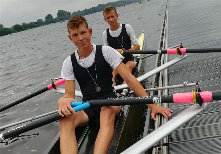 Simon Haible und Julian Harwardt am Siegersteg. privat