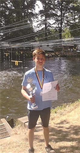 Simon Hartmann mit seinem Silber-Pokal und der Urkunde.privat