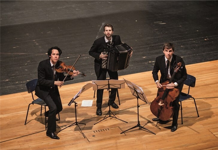 Simon Kluth (Violine), Benedikt Brodbeck (Violoncello) und Till Marek Mannes (Bajan).Franziska Gilli