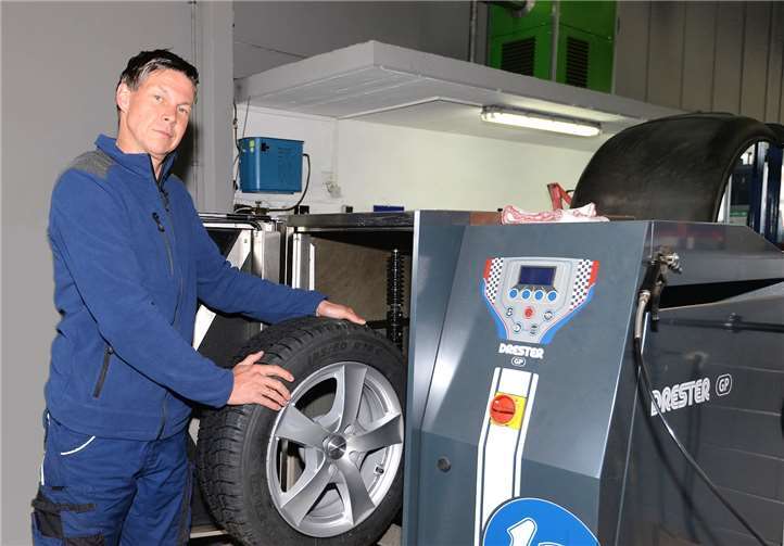 Simon Loch, Inhaber von Service Point Loch, zeigt die Vorgehensweise der speziellen Räder- und Reifenwaschanlage.