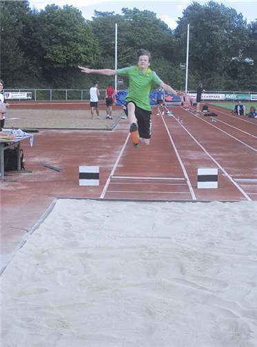 Simon Menzel (RTV), der erste jugendliche Rheinbacher Leichtathlet seit vielen Jahren, der den Sprung in die Nordrhein-Bestenliste schaffte und das gleich mehrfach.