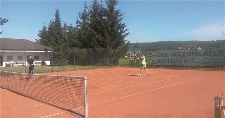 Simon Mülhausen und Guido Mainz gewinnen ihr Doppel gegen Bad Bodendorf.privat