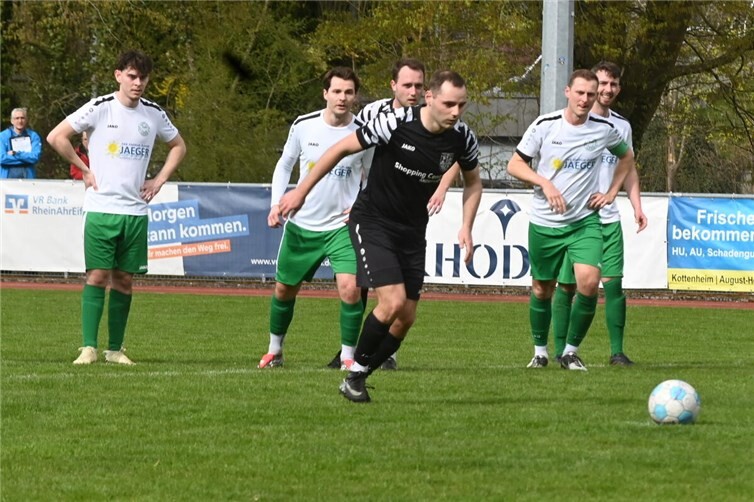 Simon Scheid verwandelte einen Handelfmeter sicher zum 3:0-Pausenstand. Foto: SK