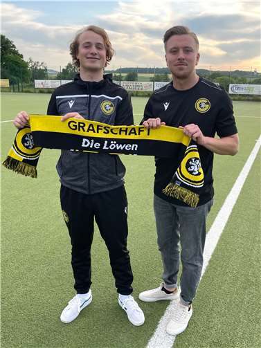 Simon Schneider von der Sportlichen Leitung der GSG (rechts) begrüßt Neuzugang Raphael Fuchs (links).  Foto: privat