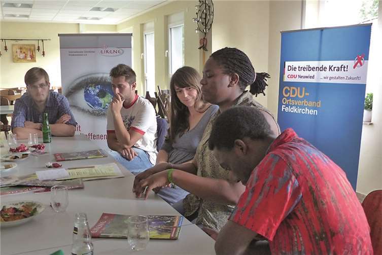 Simon Wirbel, Alen Memic, Martina Luis, Justine Katushabe und Henry Bakkabulindi (v.l.) berichten über die Arbeit der Friedensdienste SoFIA und Eirene. privat