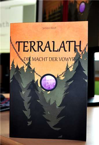 Simon Wolf´s Buch zu dem eine Freundin, Hanna Metzroth aus Düngenheim, das ansprechende Cover entworfen hatte, besteht aus zwei Teilen.