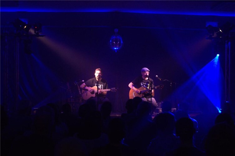 Simon und Jan begeisterten ihr Publikum beim „Wohnzimmer-Konzert“ in der Jahnhalle Bad Breisig restlos.