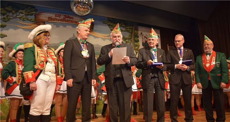 Simona Thelen (l.) bei der Ordensverleihung mit Stefan Raetz, Kalle Kershold, Klaus Wehage und Ehrenkommandat Heinz Nolden.EICH