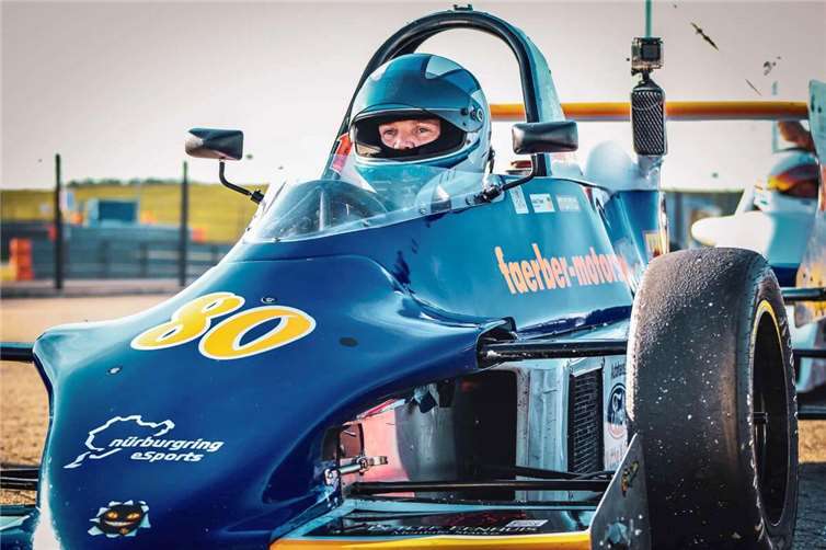 Simone Busch im Cockpit ihres Reynard Formel Ford 2000.  Foto: Noel Krinitzky