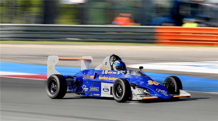 Simone Busch in ihrem Reynard Formel Ford 2000 auf dem Assen TT-Circuit.  Foto: Axel Grobe