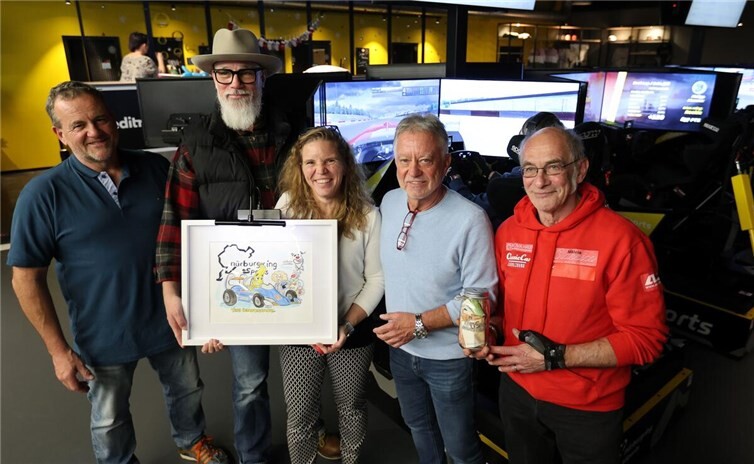 Simone Busch mit den Helfern und dem Comic Künstler Norman Zey. Fotos: Busch