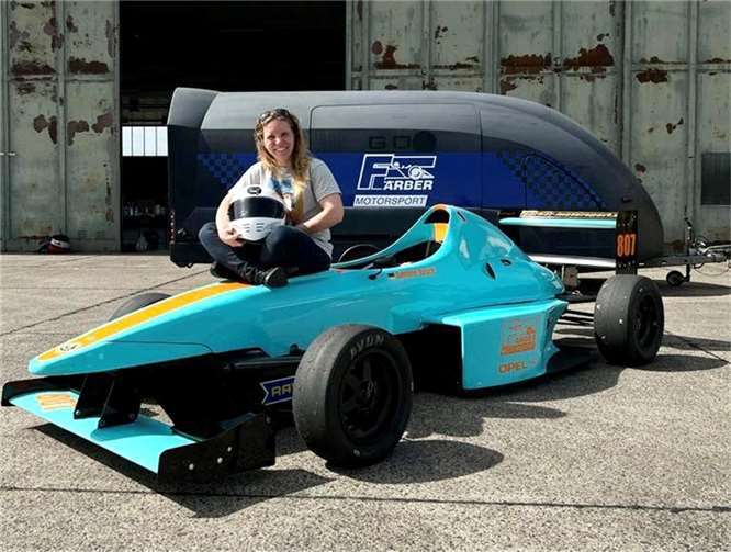 Simone Busch mit ihrem Formel Opel-Lotus vom Team Färber-Motorsport. Foto: AC Mayen
