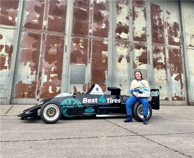 Simone Busch mit ihrem „neuen“ historischen Fahrzeug.  Foto: AC 1927 Mayen e.V.