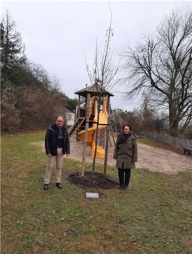 Simone Dietzler spendete eine Linde.