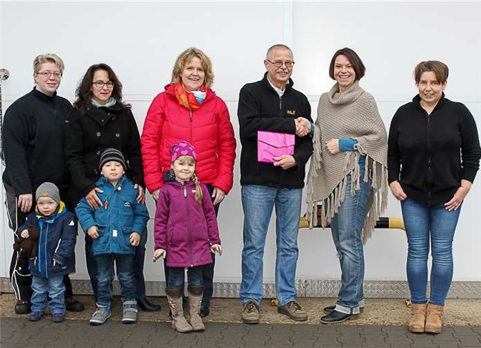 Simone Gasber überreicht die Spende an Peter Wölwer. Sven Lill