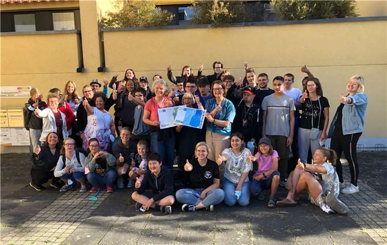 Simone Kämper (Diakonin der Ev. Kirchengemeinde Meckenheim), Gudrun Mieth-Leichsenring und Josefine Benda-Luetjohann (beide Lions Club Meckenheim-Wachtberg) mit den Teilnehmerinnen und Teilnehmern der Sommerferienfreizeit in Plön. Foto: privat