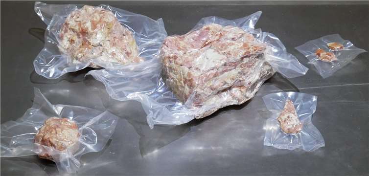 Simone Kessler, Endzeit, 2019: In Plastikbeuteln vakuumverpackt sind die fleischig anmutenden Stücke Grubenton, die die Künstlerin Simone Kessler aus der Umgebung des B-05 entnommen hat. Ca. 30 Millionen Jahre ist der Boden alt. Die recycelte Tonerde ist durch die neuzeitliche Plastikhaut in ihrem feuchten Abbauzustand konserviert.